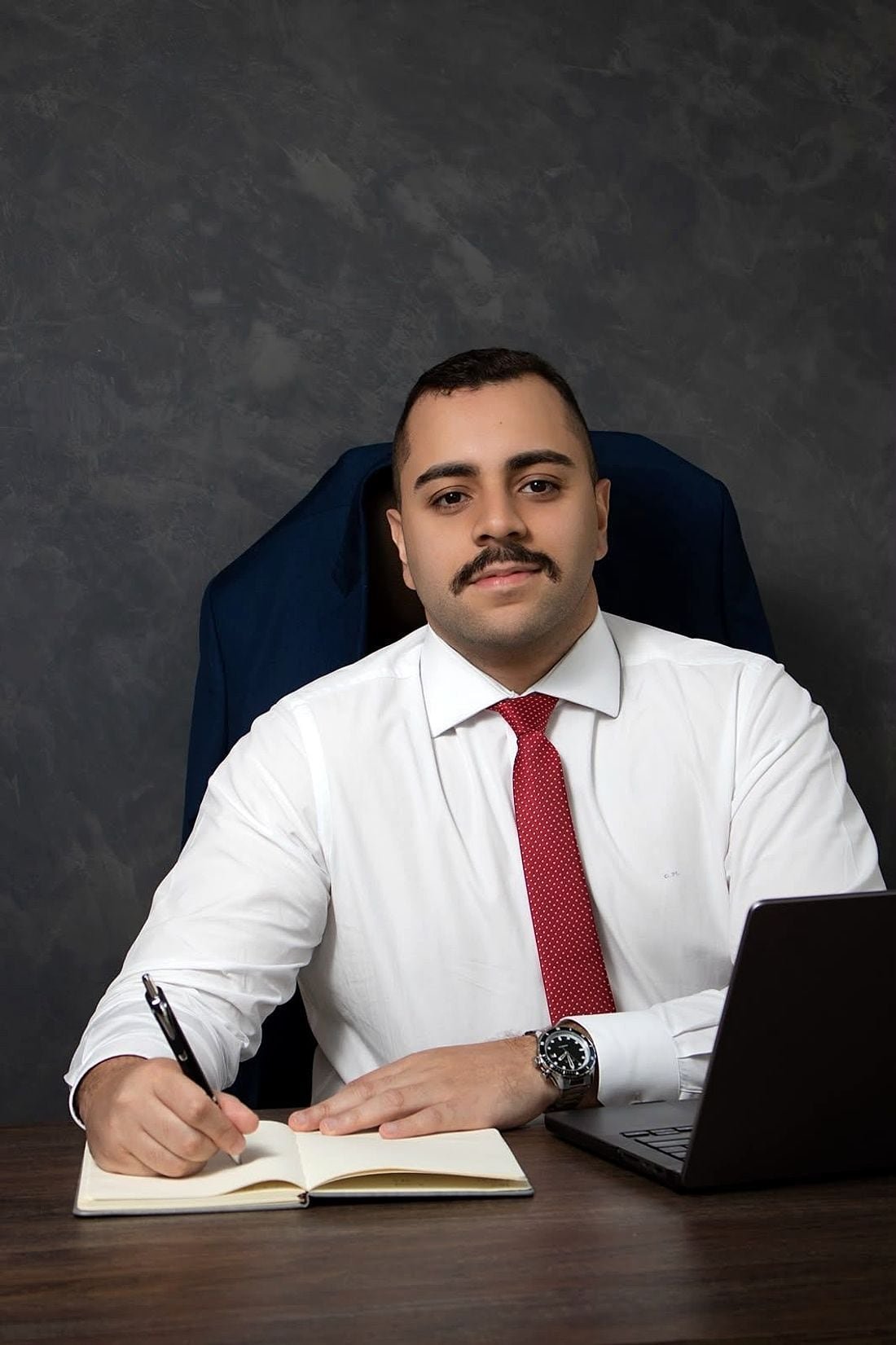 Dr. Guilherme Mesquita trabalhando